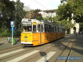 路面電車
ブダペストの路面電車は1887年に開業。世界の路面電車の中でも最も古い部類にはいる。写真は旧車両。馬車鉄道を継承してから今日に至るまで市民の足として活躍している。写真では紹介しないが,ブダペストには地下鉄もある。この地下鉄(1896年開業)は世界最初の電化地下鉄(ロンドンの地下鉄は蒸気であった為),ユーラシア大陸最初の地下鉄として有名である。